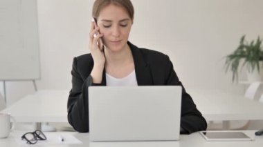 Genç işkadını iş smartphone kullanarak