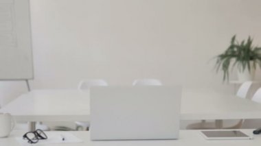 Genç Işkadını ofise geliyor
