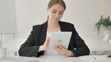 Genç işkadını tablet kullanma