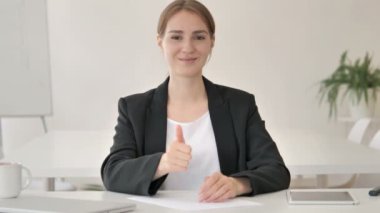 Başparmak yukarıya genç işkadını Office tarafından