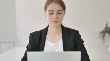 Yakın çekim Genç Businesswoman laptop yazarak