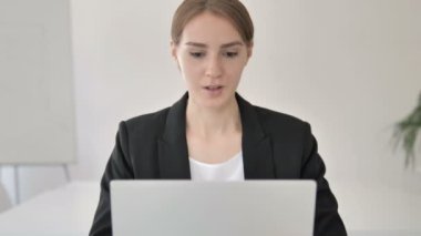 Genç Businesswoman dizüstü üzerinde başarı kutluyor yakın yukarı
