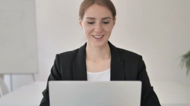 Laptop genç Businesswoman tarafından görüntülü sohbet yakın