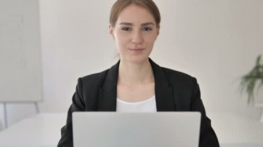 Iş başında genç Businesswoman tarafından thumbs up