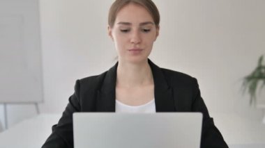 Memnun genç Businesswoman tarafından Tamam Işareti