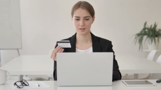 网上购物失败为心烦意乱的年轻女商人 — 图库视频影像