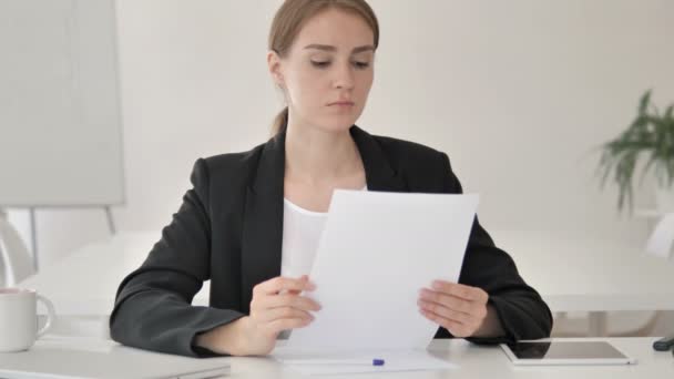 Jeune femme d'affaires déchirant contrat, jetant le papier — Video