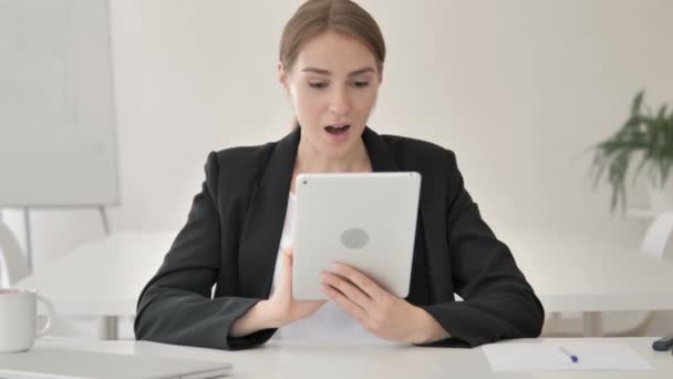 Jeune femme d'affaires célébrant le succès sur tablette — Video