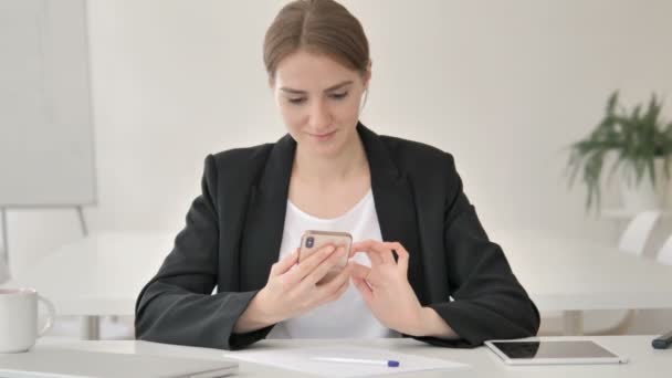 Joven mujer de negocios usando smartphone — Vídeo de stock