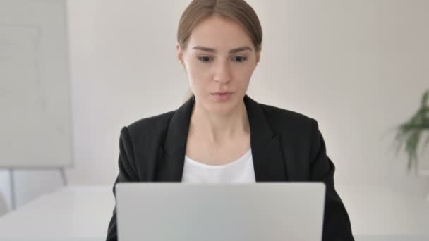 Närbild av chockade unga affärskvinna undrar på jobbet — Stockvideo