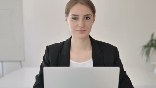 Gros plan de la jeune femme d'affaires souriante au bureau — Video