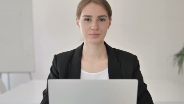 Thumbs Down by Young Businesswoman in Office — Stock Video