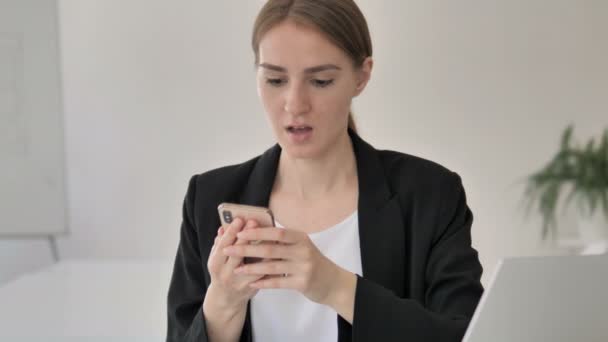 Akıllı telefonda kayıp tarafından üzgün genç Businesswoman — Stok video