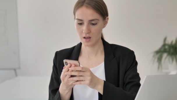 Young Businesswoman Upset by Loss on Smartphone — Stock Video