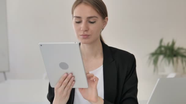 Nahaufnahme einer jungen Geschäftsfrau mit Tablet — Stockvideo