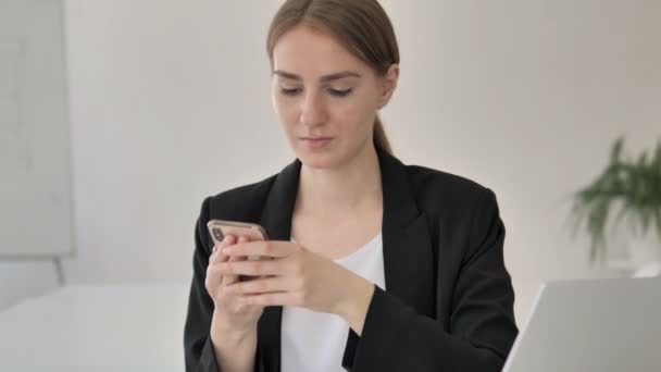 Chockad ung affärskvinna med smartphone — Stockvideo
