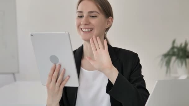 Chat vidéo en ligne sur tablette par Young Businesswoman — Video