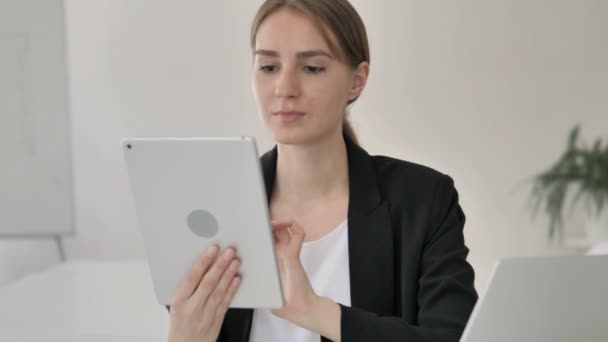 Jovem empresária comemorando o sucesso no tablet — Vídeo de Stock