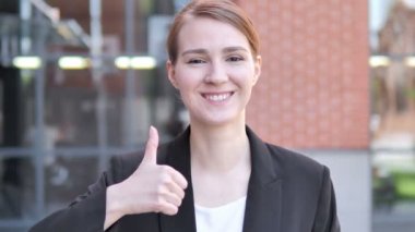Genç Businesswoman tarafından thumbs up, açık