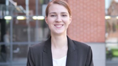 Gülümseyen genç Işkadını açık portresi