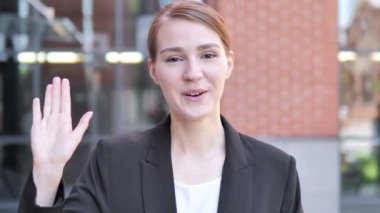 Merhaba, Genç Businesswoman Standing açık karşılama