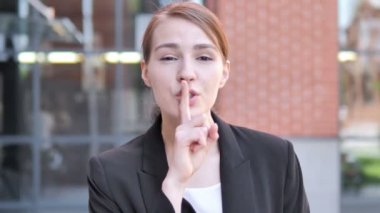 Silence plz, Finger üzerinde Lips tarafından genç Businesswoman