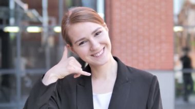 Bana genç Businesswoman tarafından Gesture ara