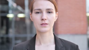 Genç Businesswoman dış mekan yakın çekim