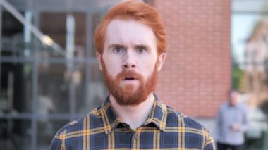 Şok, açık merak Redhead sakal genç adam
