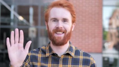 Redhead sakal genç adam tarafından online görüntülü sohbet
