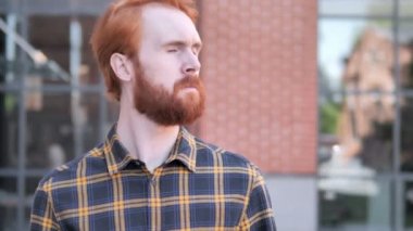 Açık bekleyen Redhead sakal genç adam Izlemek zaman saat
