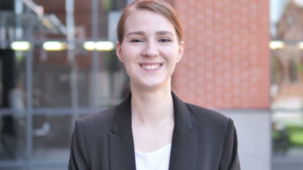 Retrato al aire libre de una joven empresaria sonriente — Vídeos de Stock