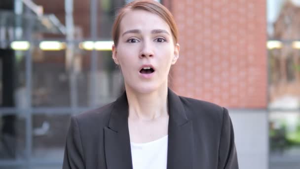Nee, jonge zakenvrouw schudden hoofd te verwerpen — Stockvideo