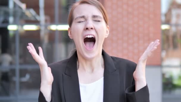 Dühös fiatal üzletasszony Screaming kültéri — Stock videók