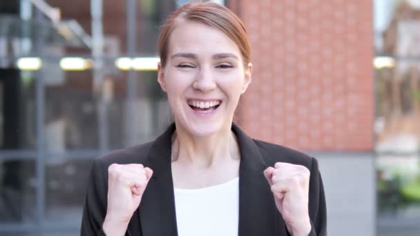 Fiatal Businesswoman ünneplése siker Outdoor — Stock videók