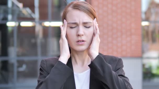 Huvudvärk, obekväm stressad ung affärskvinna — Stockvideo