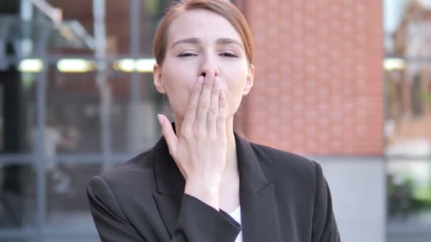 Voando beijo por jovem empresário em pé ao ar livre — Vídeo de Stock