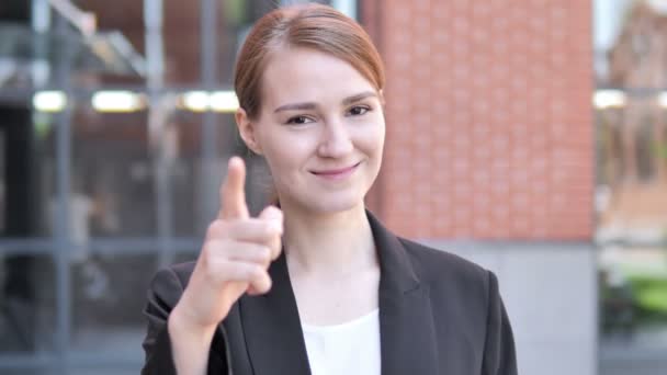 指の屋外で指を指す若いビジネスウーマン — ストック動画