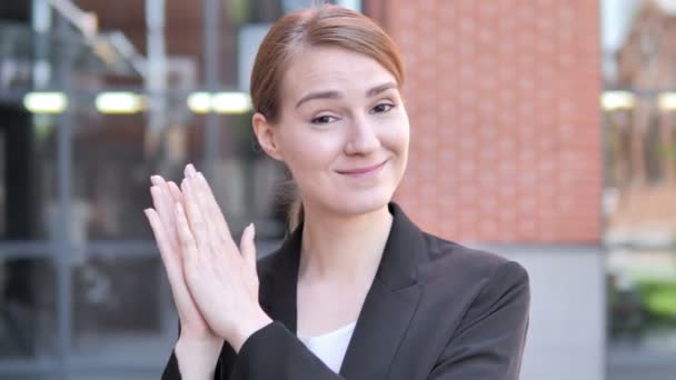 Applåderar ung affärskvinna, klappa — Stockvideo