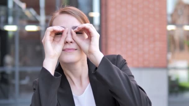 若いビジネスウーマンによる双眼鏡ジェスチャー — ストック動画