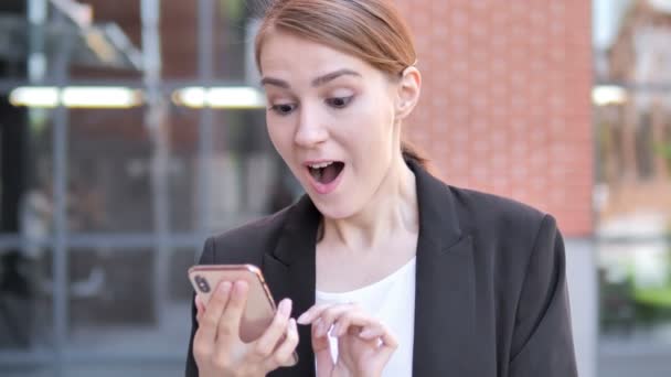 Wow, junge Geschäftsfrau überrascht auf Smartphone — Stockvideo