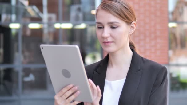Mladá žena fandí úspěchu na tabletu venku — Stock video
