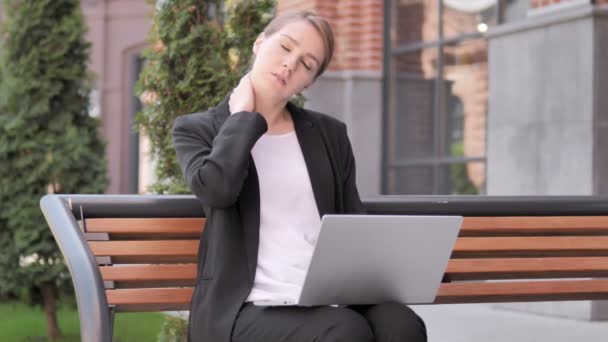 Молодая предпринимательница с болями в шее с помощью ноутбука на открытом воздухе — стоковое видео