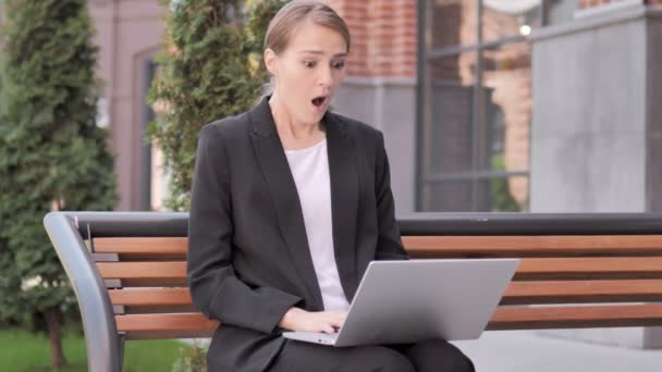 Młoda businesswoman sfrustrowany porażką, siedząc na ławce — Wideo stockowe