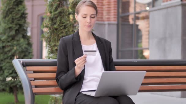 Échec des achats en ligne pour une jeune femme d'affaires assise sur un banc — Video