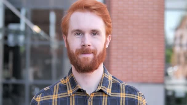 Retrato al aire libre de sonriente pelirroja barba joven hombre — Vídeos de Stock