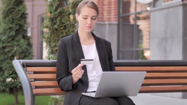 Shopping en ligne par Jeune femme d'affaires assise sur un banc — Video