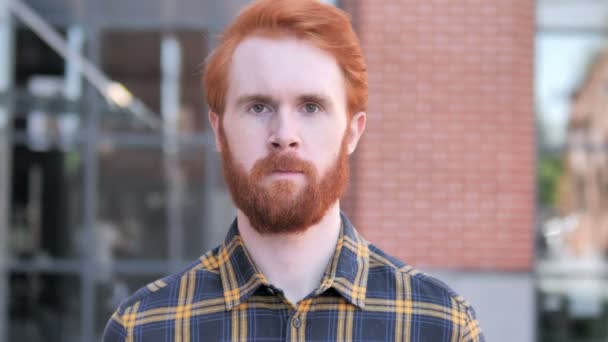 Portrait extérieur de jeune homme barbe rousse — Video