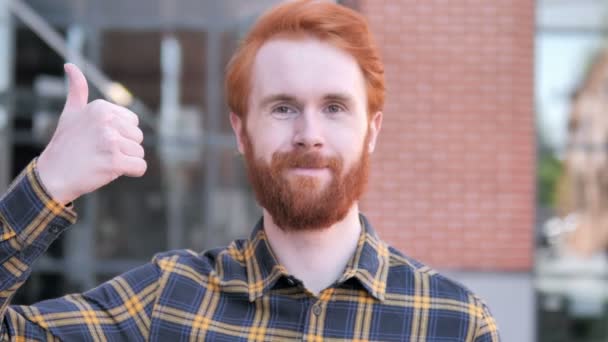 Pouces levées par Barbe rousse Jeune homme, Extérieur — Video