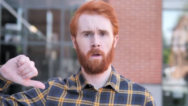 Duimen naar beneden door redhead baard jonge man, buiten — Stockvideo